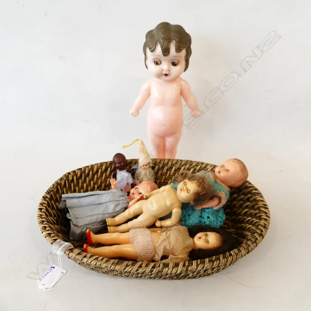 CANE BASKET290MM WITH COLLECTION 8 VINTAGE BABY DOLLS LARGEST 110MM Image 1++