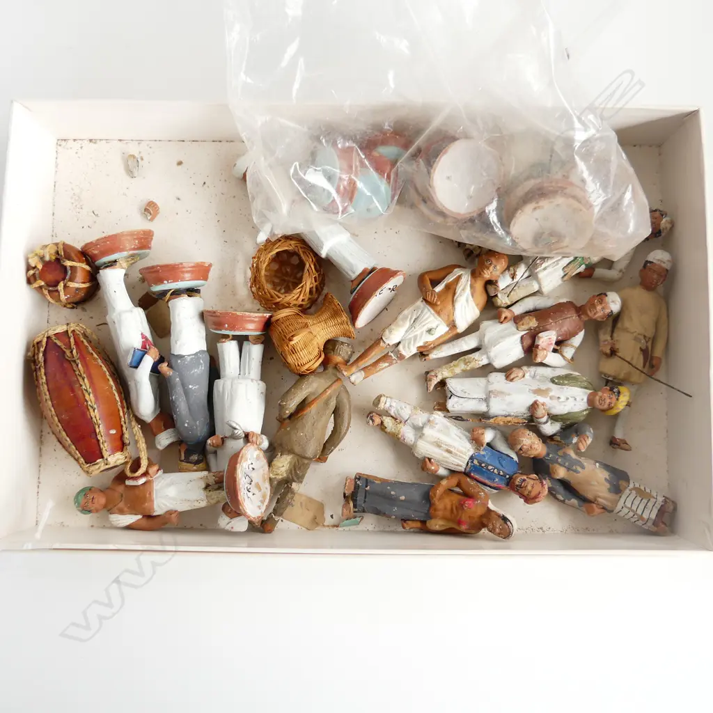 TRAY OF VINTAGE INDIAN POTTERY MINITURE FIGURES INCLUDING GANDI ETC Image 1++