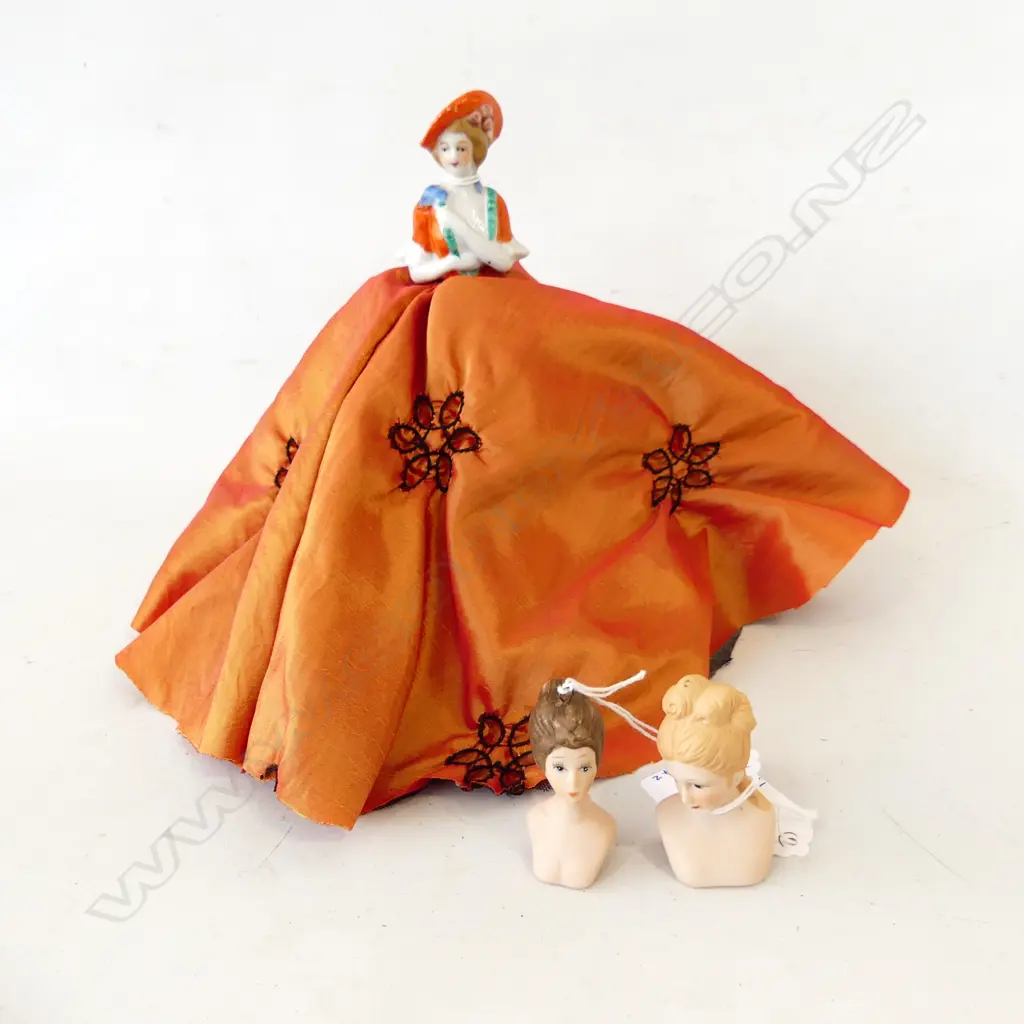 DRESSED CHINA HALF DOLL H210MM & 2 HEADS H60MM Image 1++