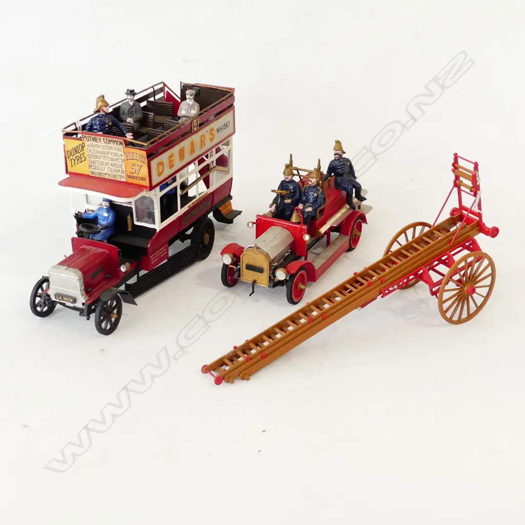 MODEL OMNIBUS, FIRE ENGINE & LADDER CART L.220mm Image 1++