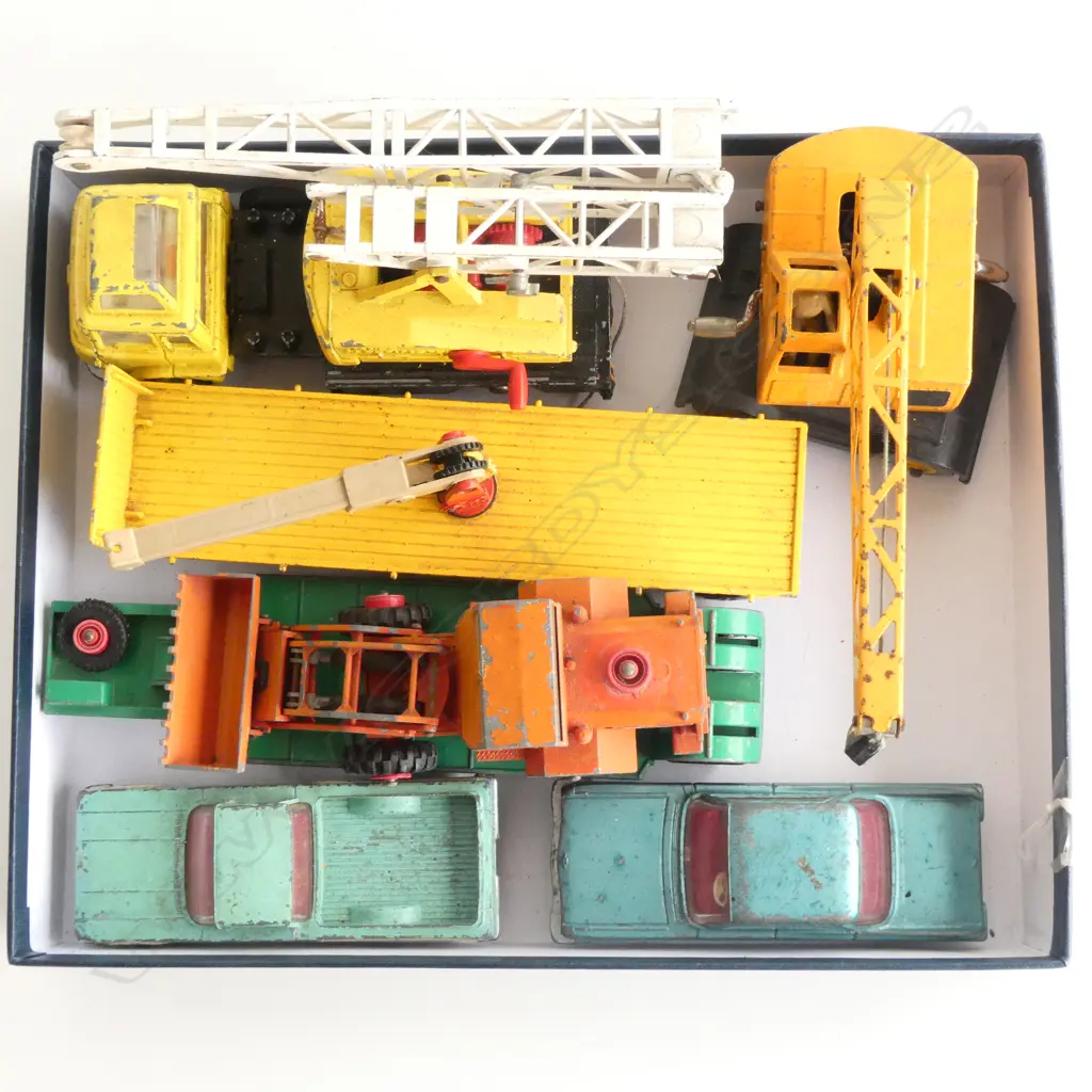 SMALL TRAY 6 VINTAGE DINKY TOYS Image 1++