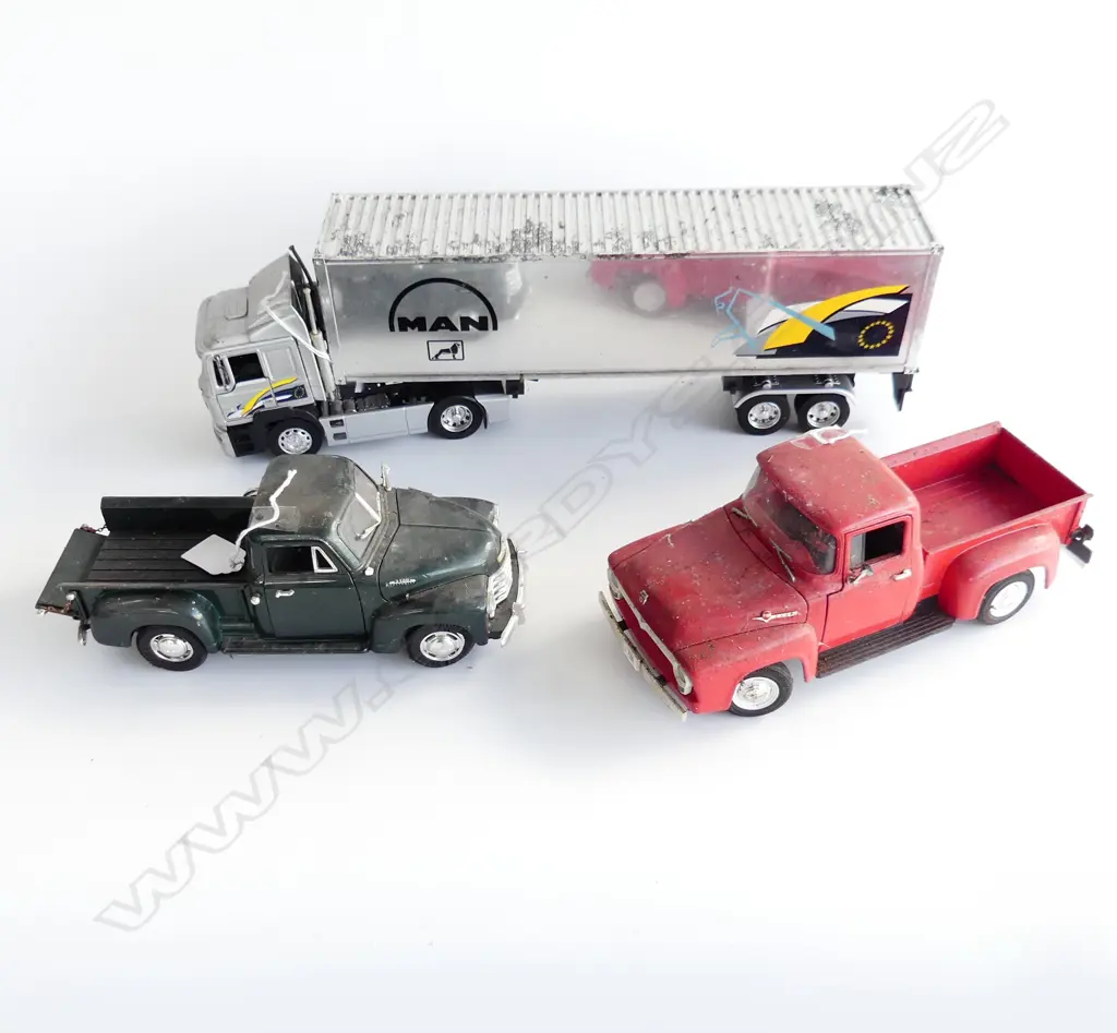 3 DIE CAST MODEL TRUCKS  MA N CONTAINER TRUCK L460MM  CHEV & INTER PICK UPS L270MM Image 1++