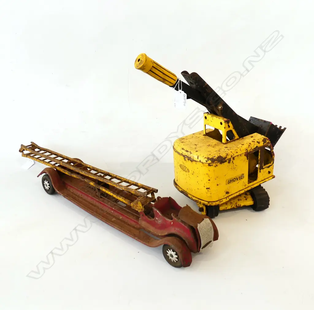 TIN TOY QUARRY SHOVEL H350MM & TIN TOY EXTENSION FIRE LADDER TRUCK L590MM Image 1++