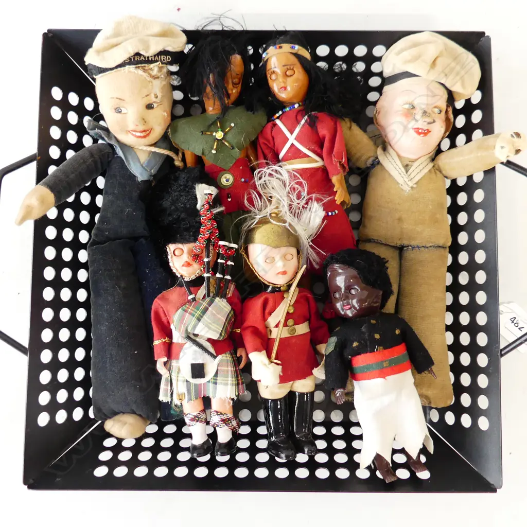5 VINTAGE SOV DOLLS & 2 SAILOR DOLLS IN TRAY DIA 340MM Image 1++