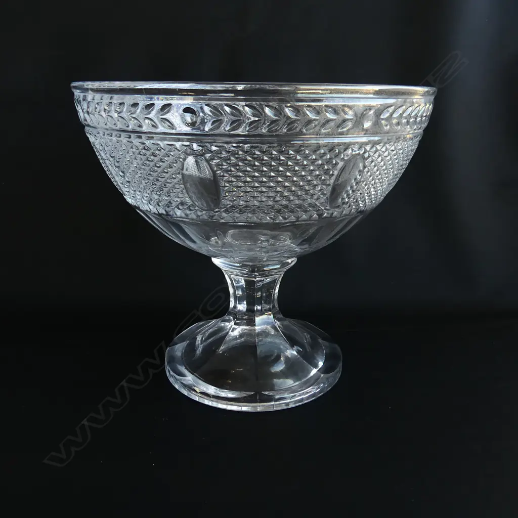 LGE VINTAGE GLASS PEDESTAL BOWL DIAMOND & CARTOUCH DETAIL. Dia.255mm. Image 1++