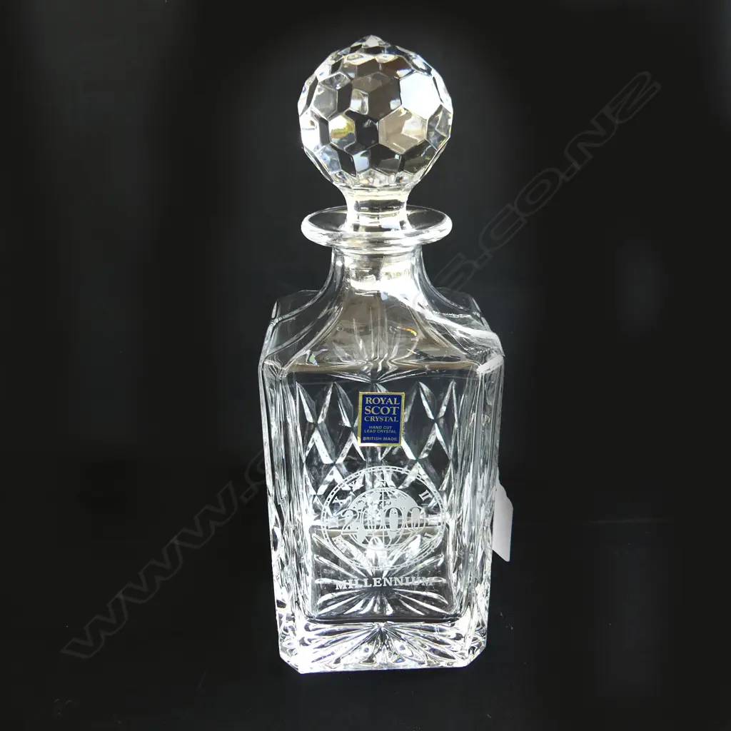 ROYAL SCOT CRYSTAL DECANTER ETCHED WITH '2000 MILLENIUM'  H. 260mm Image 1++