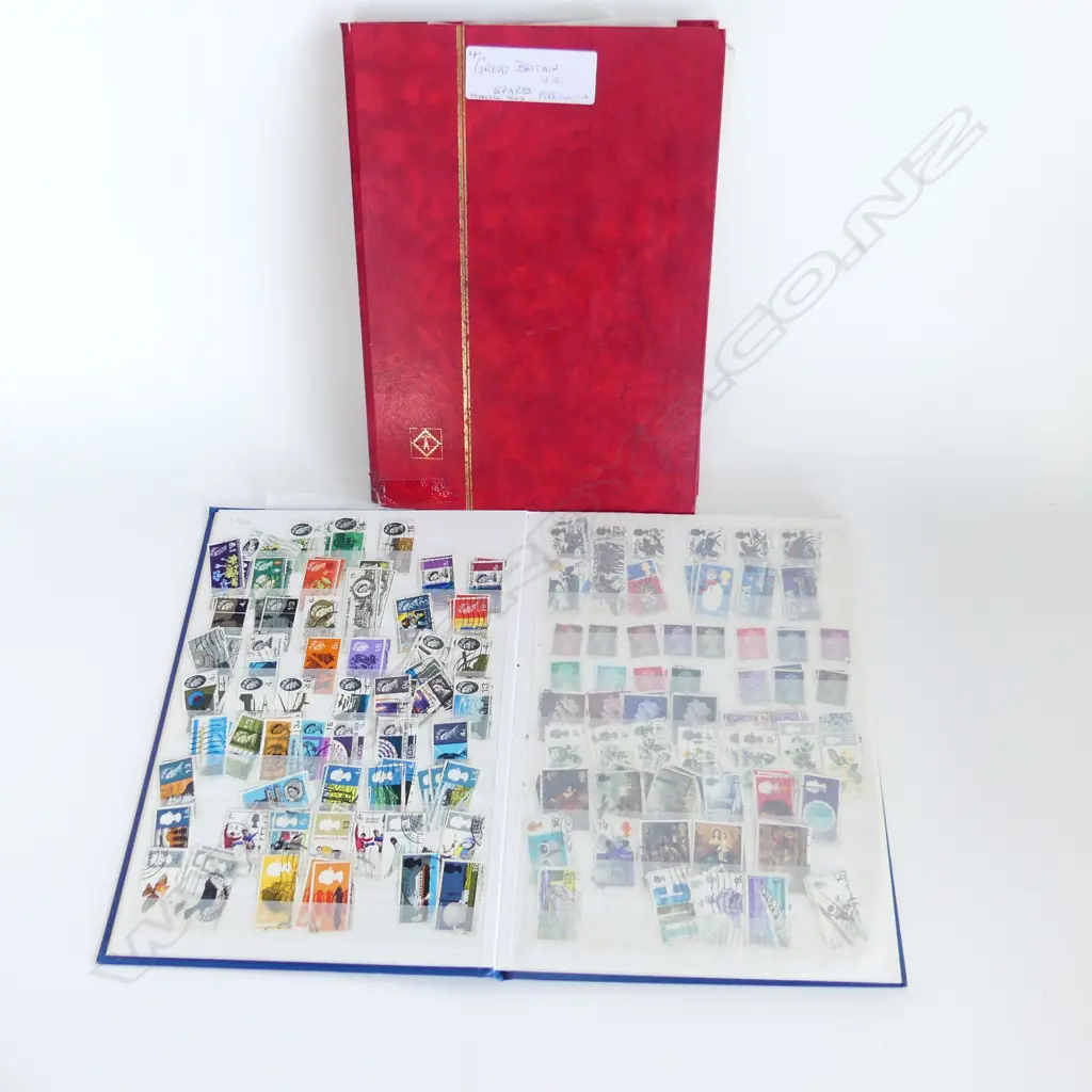 2 ALBUMS POSTAGE STAMPS - GREAT BRITAIN Image 1++