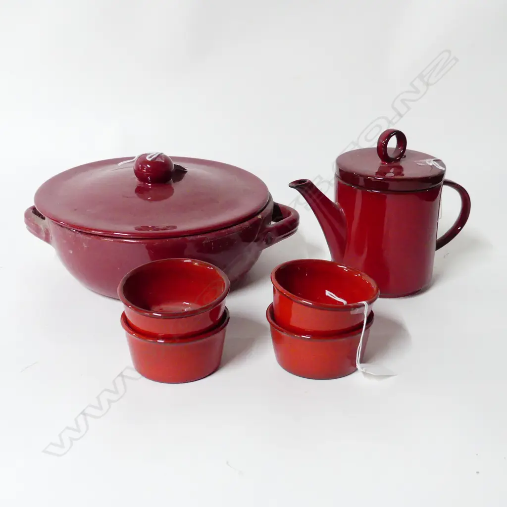 RED RETRO CASSEROLE DISH, DIA.300mm, 4 FLAN DISHES, DIA.100mm & VILLORY & BOCH TEAPOT, H.170mm Image 1++