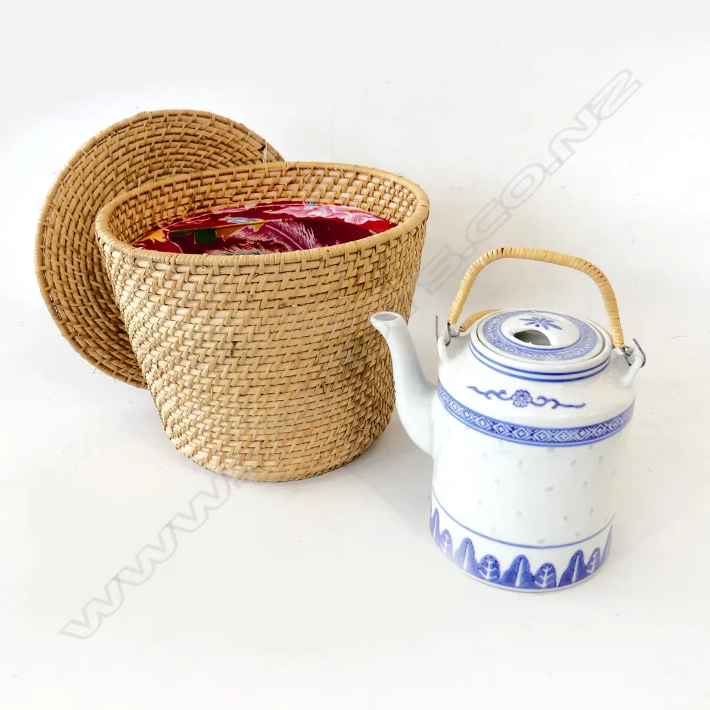 LG BLUE & WHITE ORIENTAL TEAPOT IN BASKET Image 1++
