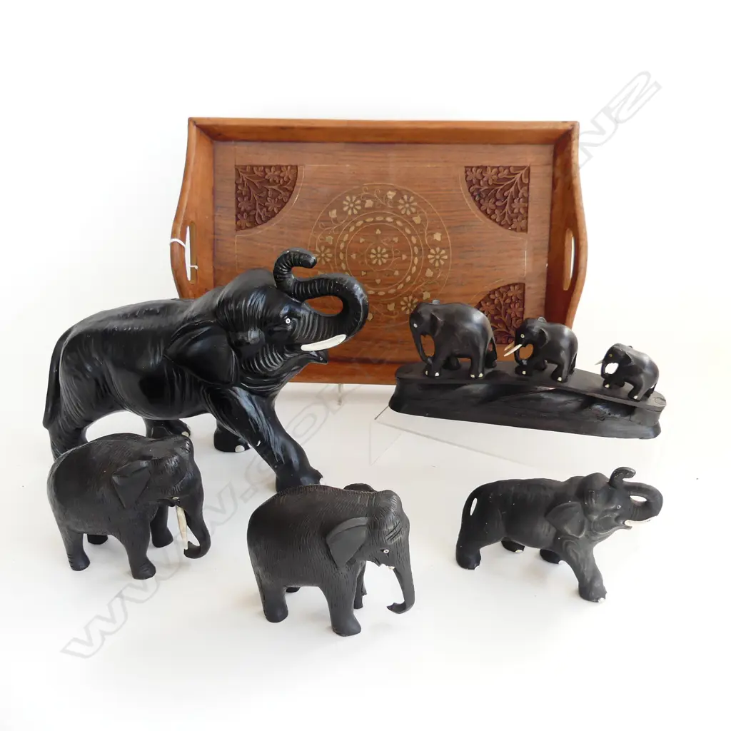 WOODEN TRAY 400x260mm w. 5 BLACK ELEPHANTS Image 1++