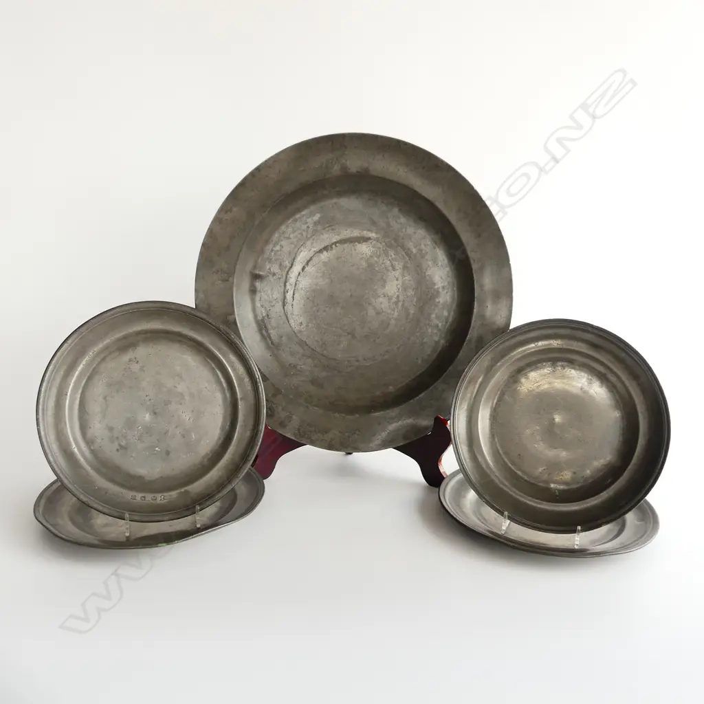 5 ANTIQUE PEWTER PLATES; 4x240mm dia, CHARGER 375mm dia, HALLMARKED Image 1++