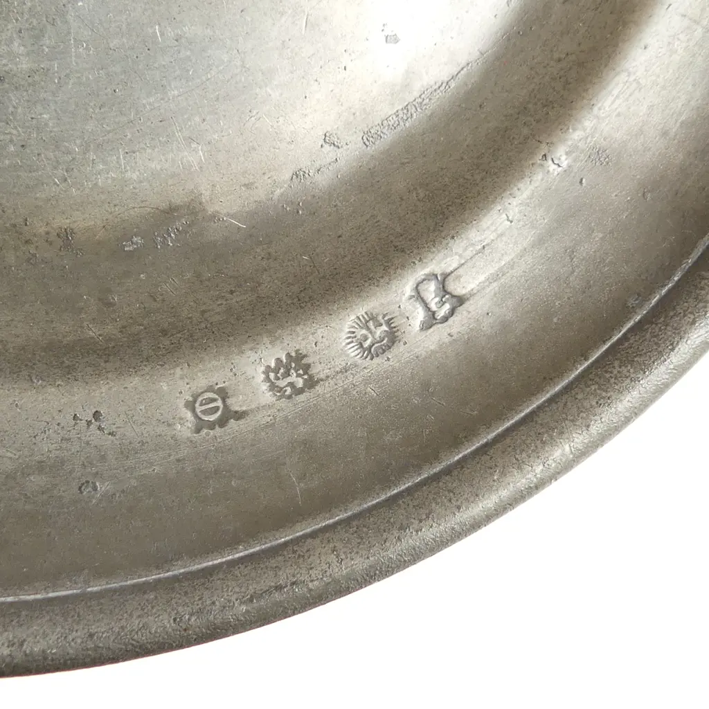 5 ANTIQUE PEWTER PLATES; 4x240mm dia, CHARGER 375mm dia, HALLMARKED Image 1++