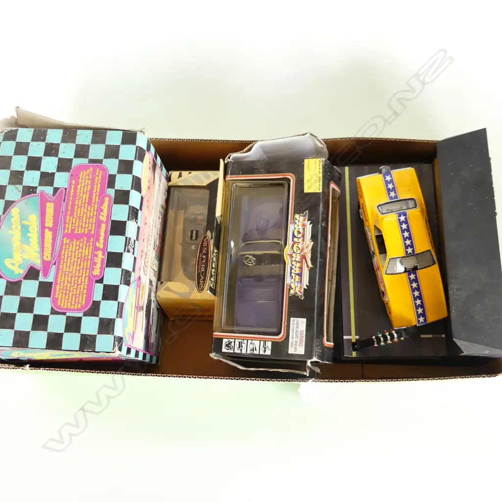 BOX LOT MODEL GARAGE MODEL CAR RADIO& 2 CAR MODELS Image 1++