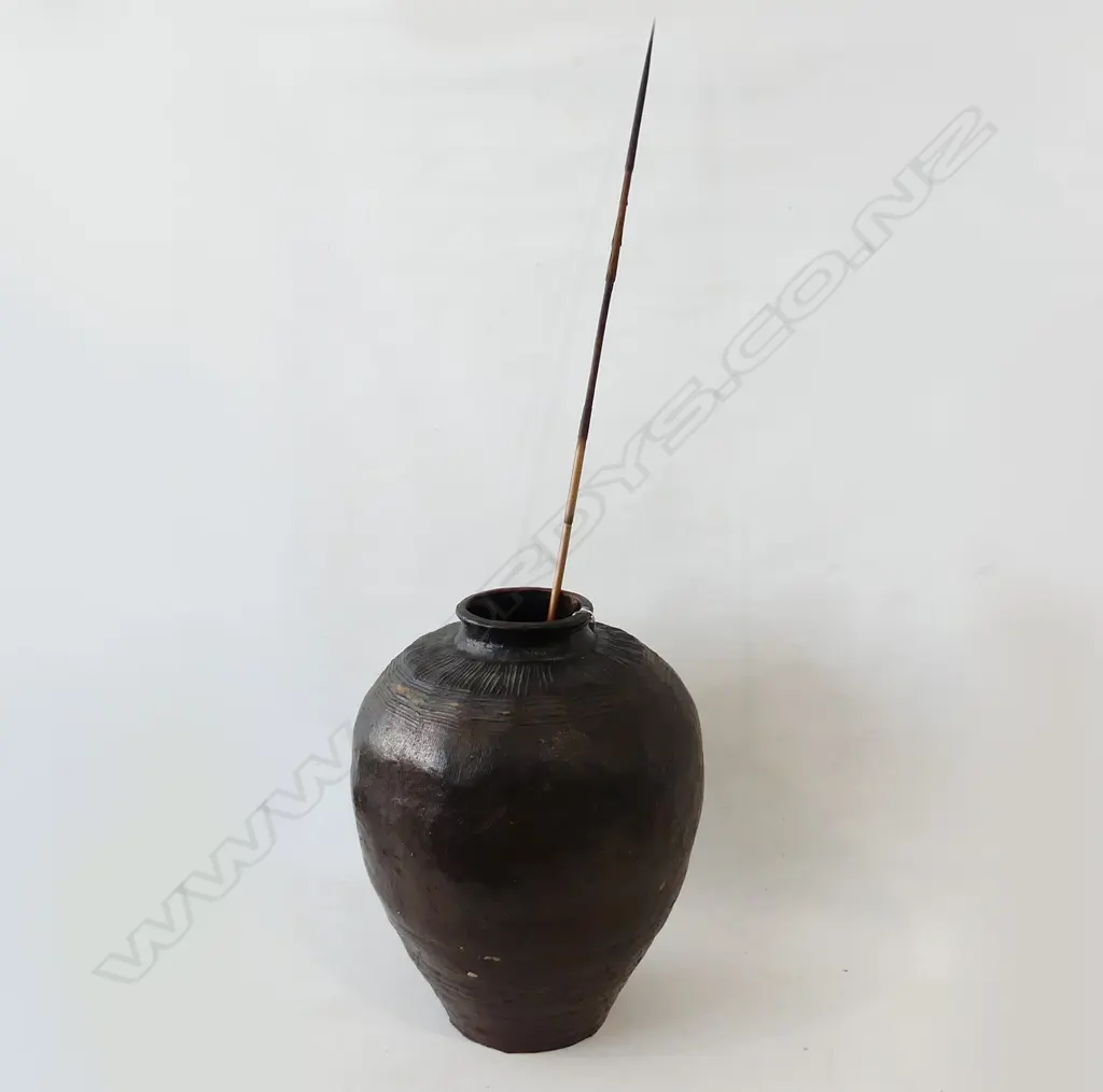 LGE OLD ORIENTAL STORAGE POT floor standing H.470mm + TRIBAL BAMBOO ARROW Image 1++
