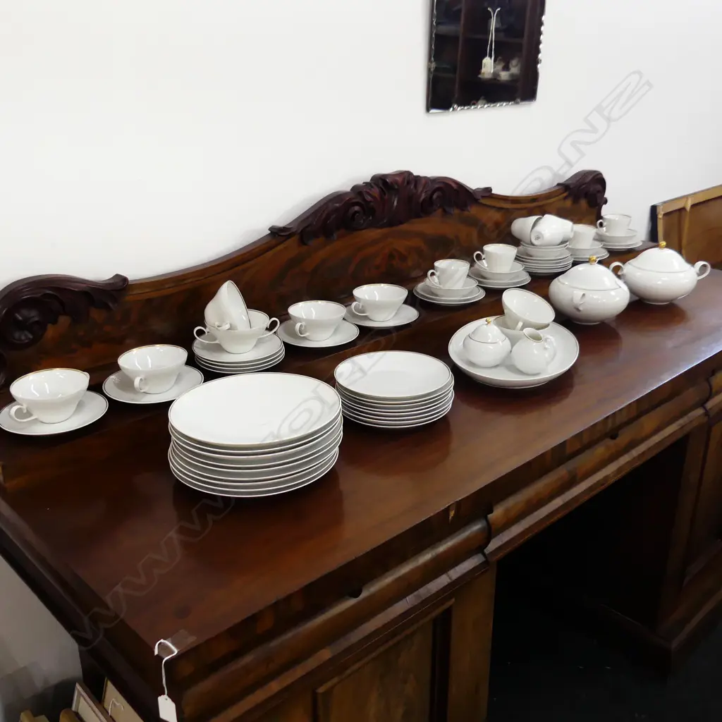 LG ROSENTHAL DINNER SERVICE INCL.; 9 DINNER PLATES (1 CHIPPED) 260mm dia, PR LIDDED TUREENS, LG OVAL PLATTER ETC Image 1++