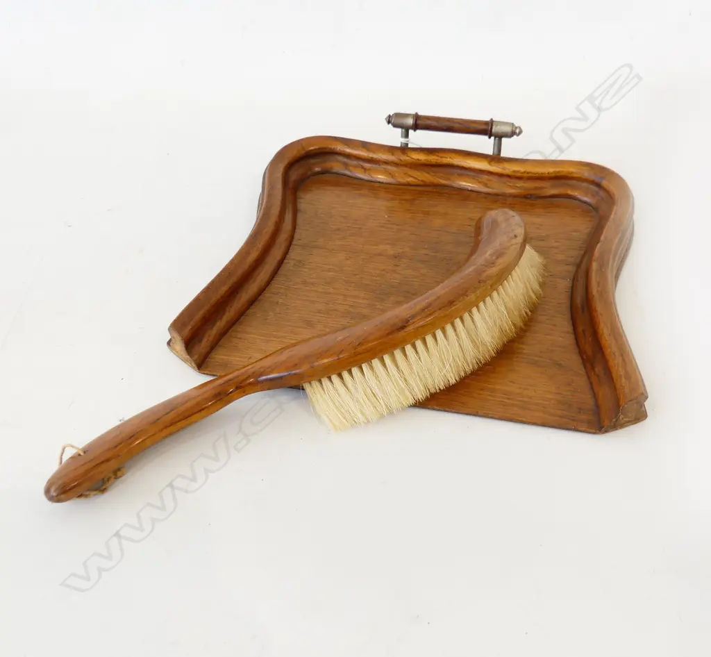 WOODEN CRUMB TRAY AND BRUSH Image 1++