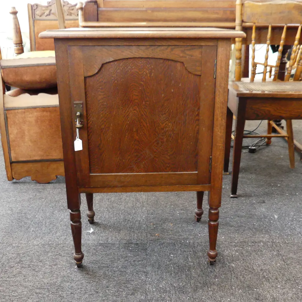SMALL OAK CABINET 570x390x800mm Image 1++