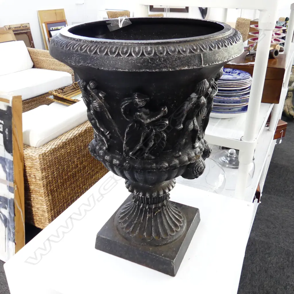 CAST IRON URN H.525mm / 370mm Image 1++