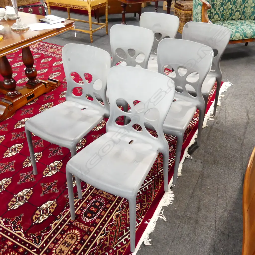 6 ITALIAN PLASTIC OUTDOOR CHAIRS  Image 1++