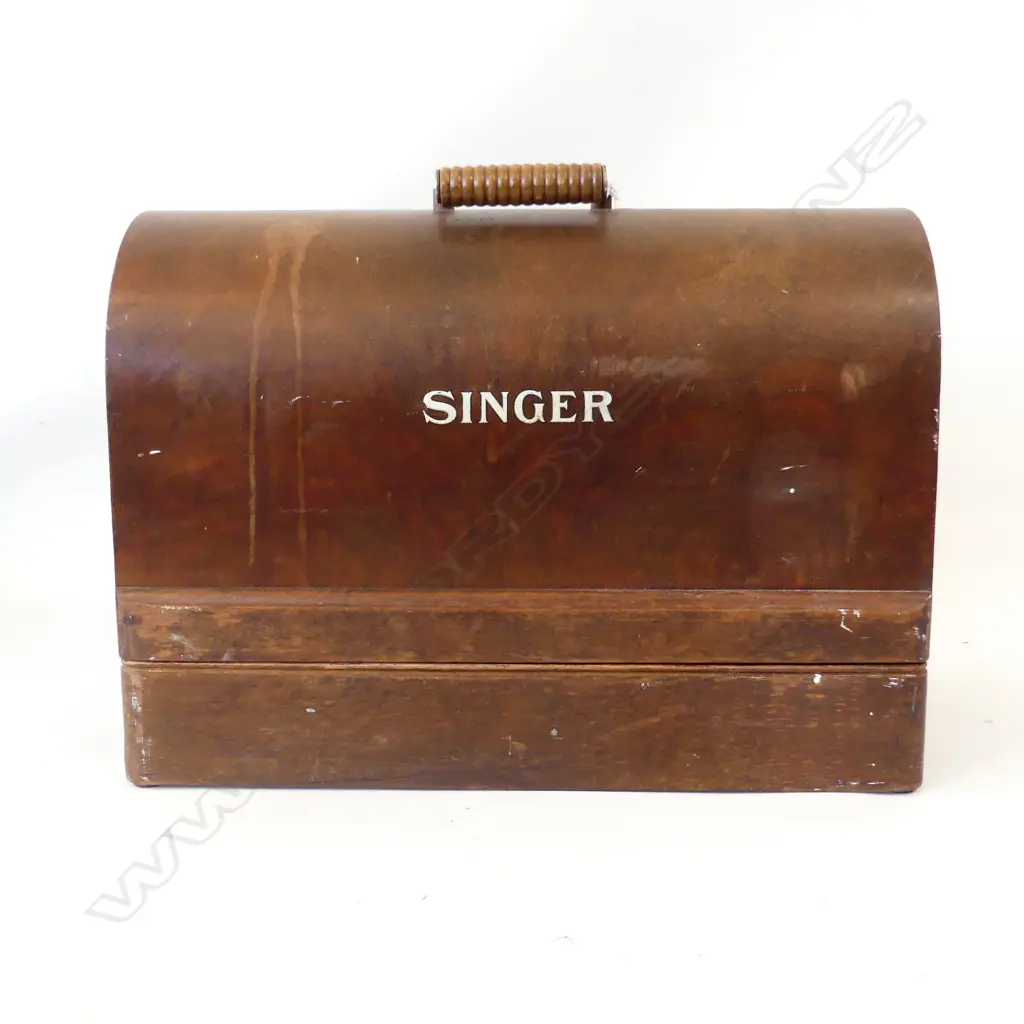 VINTAGE WOODEN CASED SINGER SEWING MACHINE Image 1++