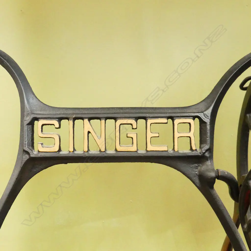 SEWING MACHINE TABLE 900 x 450 x 760mm Image 1++