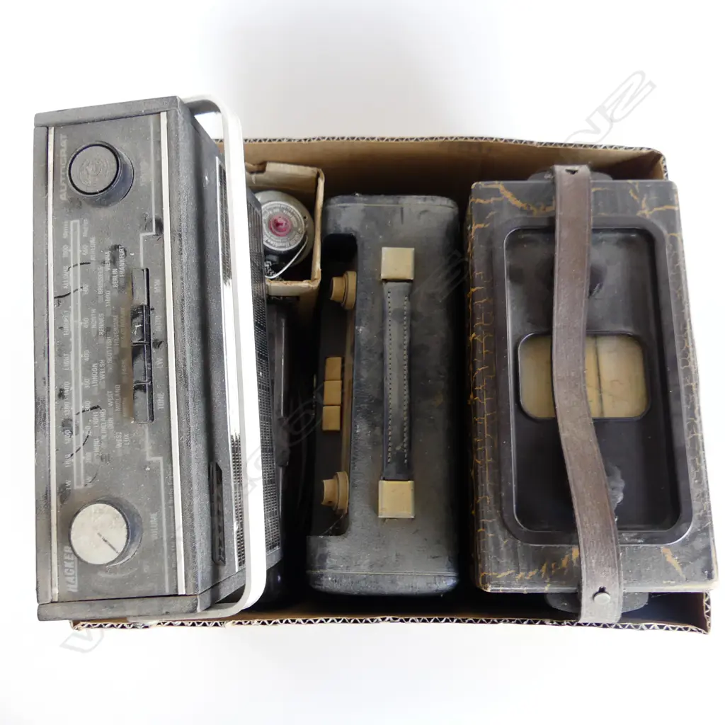 BOX LOT VINTAGE RADIOS ETC Image 1++