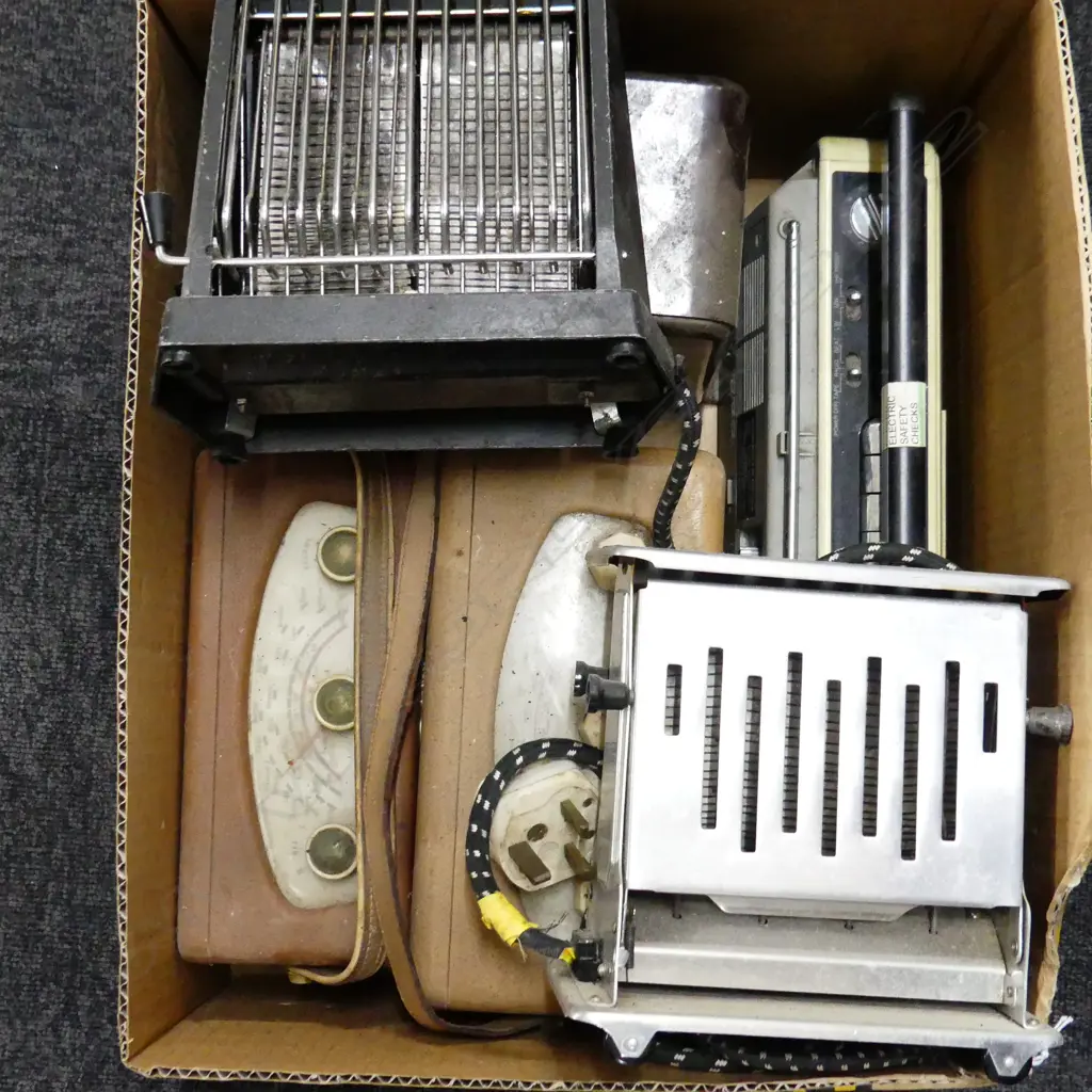 BOX LOT 4 VINTAGE RADIOS; 3 ROBERTS + ROLA + 2 TOASTERS Image 1++