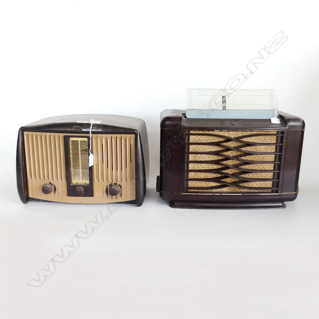 2 VINTAGE RADIOS W.380 / 440mm Image 1++
