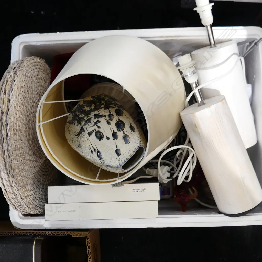 BOX LOT PR WHITE LAMPS, ORIENTAL ITEMS ETC Image 1++