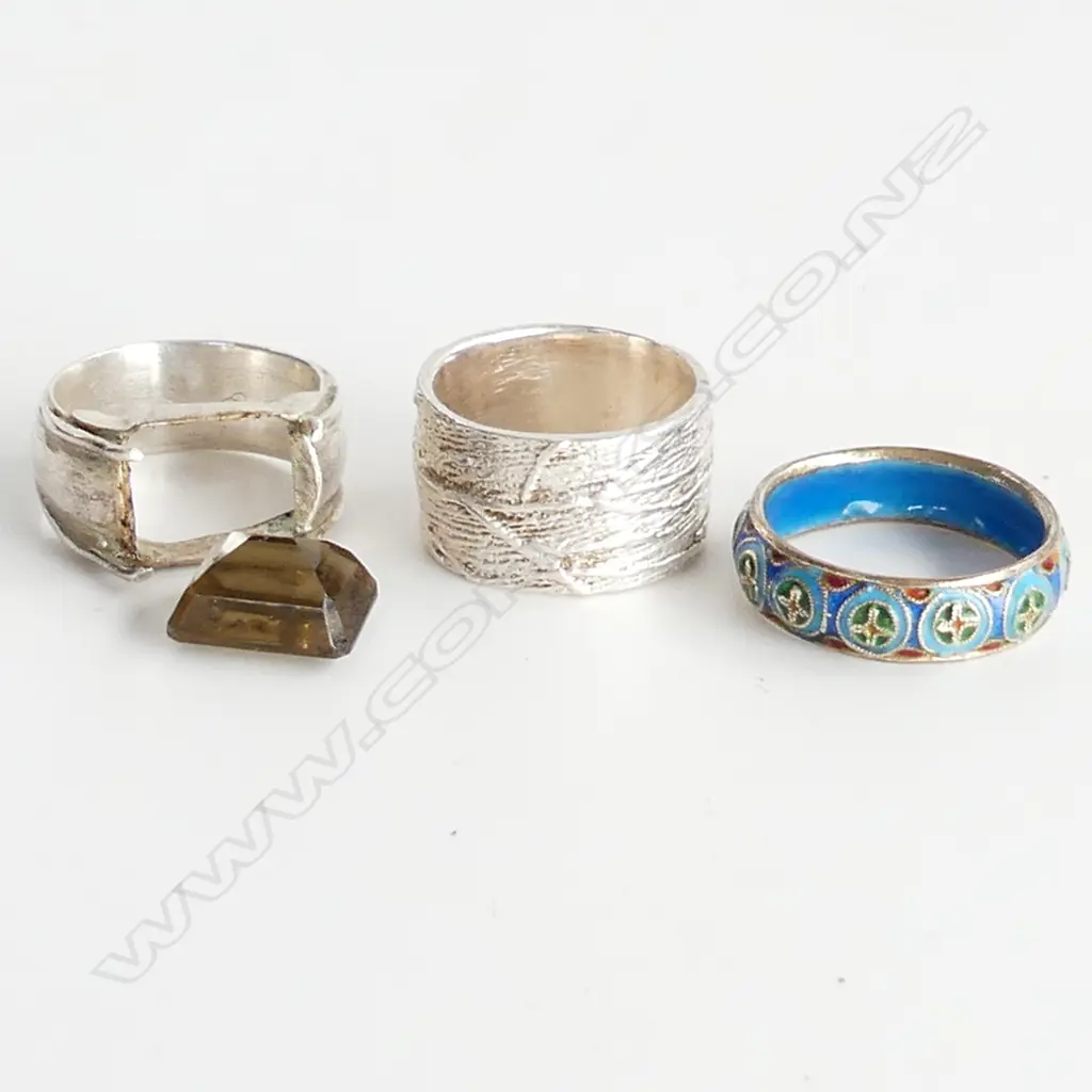 3 DRESS RINGS; 925 SILVER WIDE BAND, 1 WITH LOOSE STONE & 1 ENAMELLED RING  Image 1++