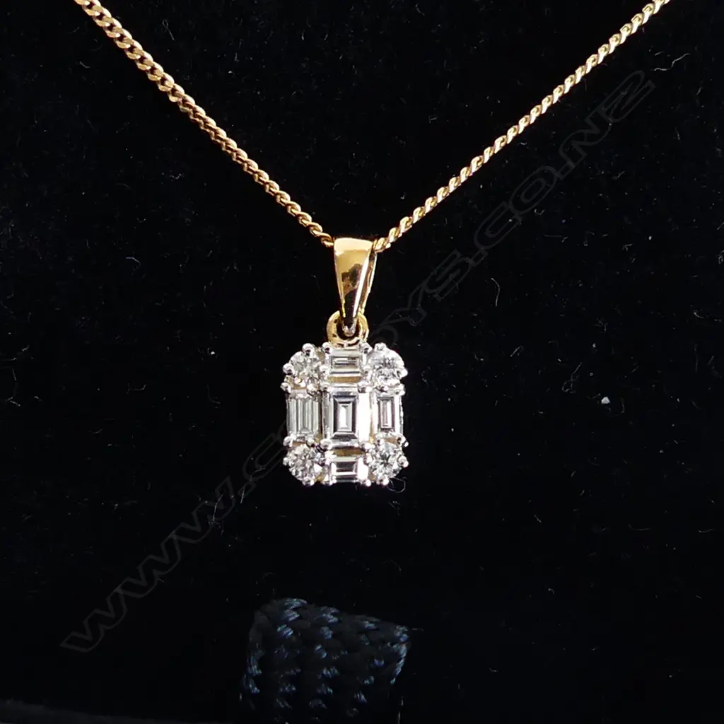 18CT 0.30CT DIAMOND SET PENDANT ON 9CT GOLD CHAIN, NEW 2.2GMS  Image 1++