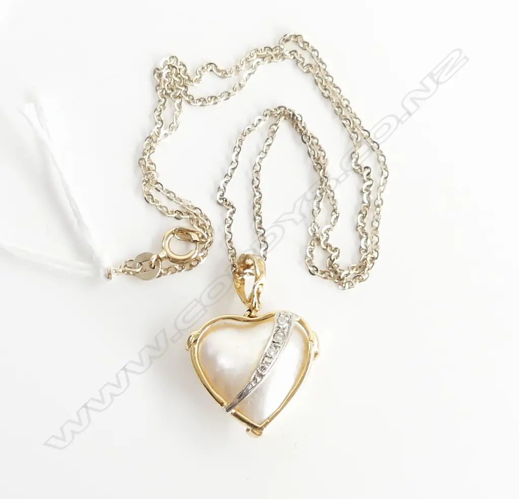 18CT GOLD PEARL AND DIAMOND SET PENDANT WITH GOLD PLATED CHAIN Image 1++