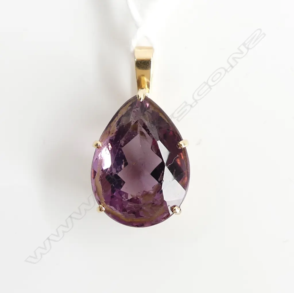 9CT GOLD AND AMETHYST PENDANT Image 1++