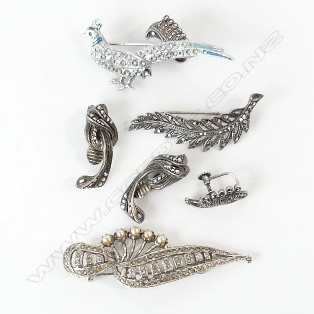 MARCARSITE 3 BROOCHES & TWO PAIRS OF EARRINGS Image 1++