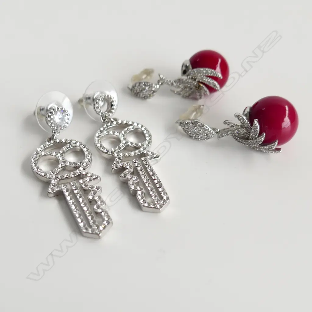 2 PRS DIAMANTE FASHION DROP EARRINGS  Image 1++