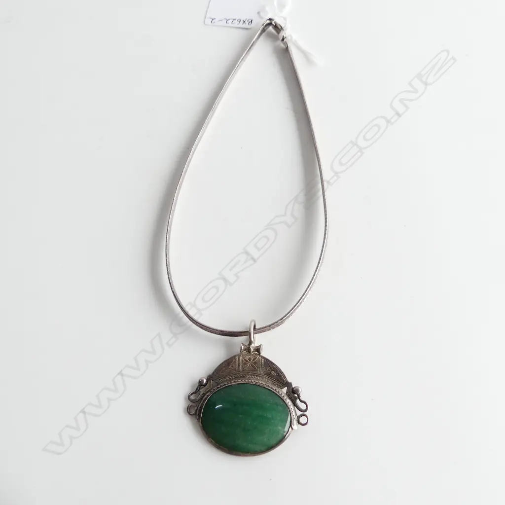 SILVER AND AGATE PENDANT ON SILVER OMEGA CHAIN Image 1++