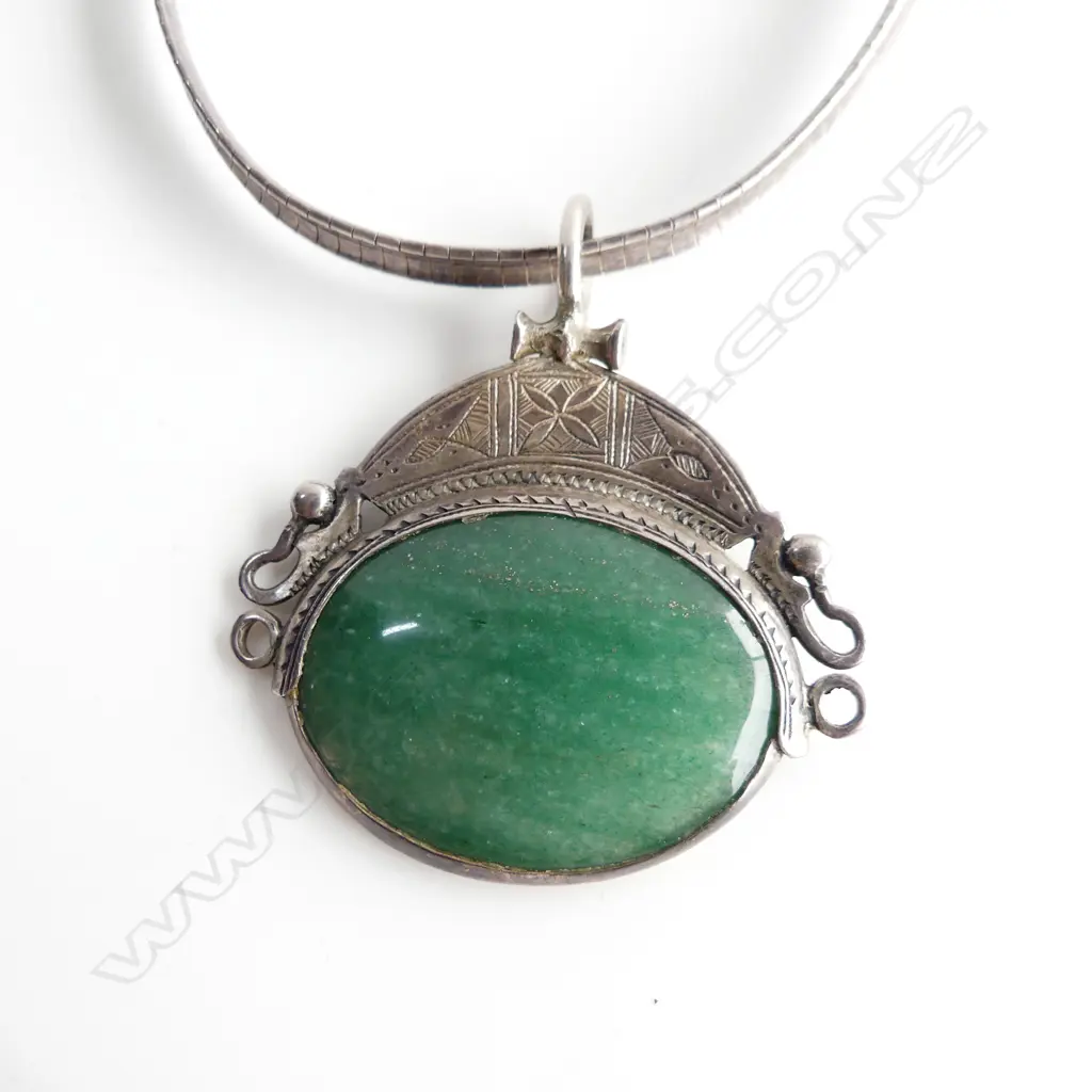 SILVER AND AGATE PENDANT ON SILVER OMEGA CHAIN Image 1++