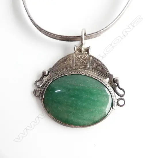 SILVER AND AGATE PENDANT ON SILVER OMEGA CHAIN