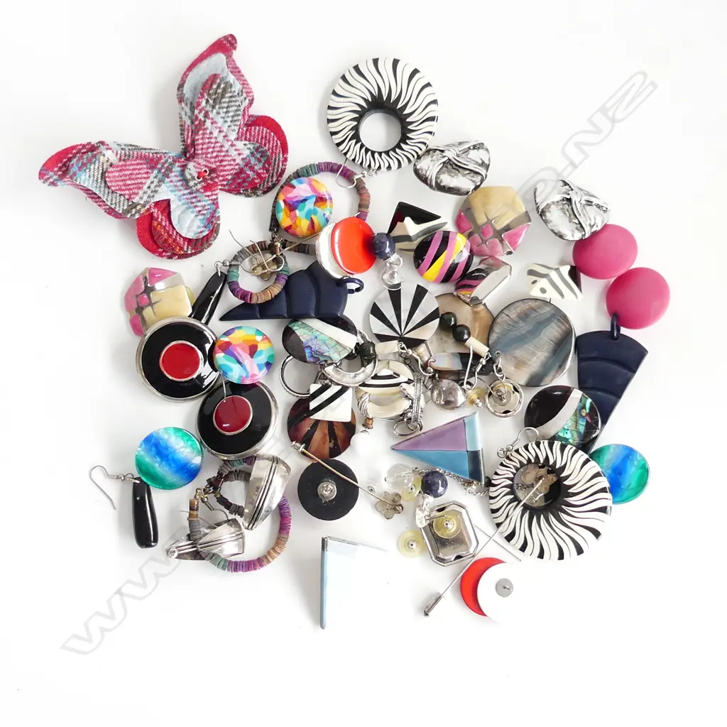 BIG LOT ASST COSTUME JEWELLERY EARRINGS ETC. Image 1++