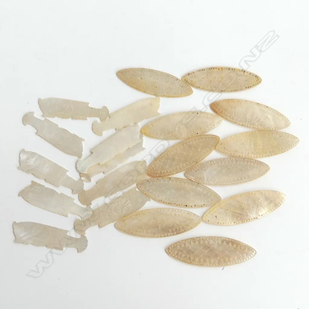 20 ANTIQUE MOTHER OF PEARL FINELY ENGRAVED GAMING TOKENS – OBLONG & FISH SHAPES L. 45MM Image 1++