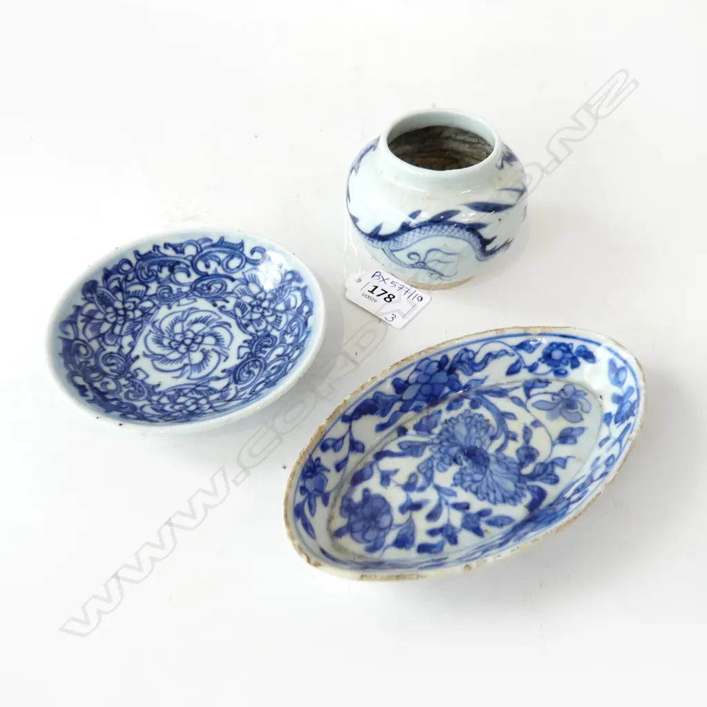 3 B/W ORIENTAL CERAMICS; 2 DISHES & SMALL VASE H.60mm Image 1++