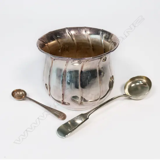 VICTORIAN SILVER SALT SPOON PLUS S/PLATE LADLE & VASE (H.95mm)