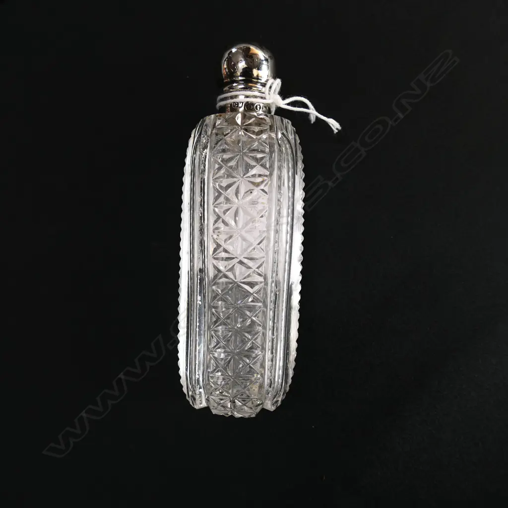 STG SILVER SCREW TOP CUT GLASS PERFUME BOTTLE, H 11CM, W 4CM Image 1++