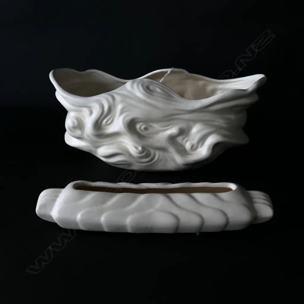 TWO CROWN LYNN VASES, NO’S 587 AND 141 Image 1++