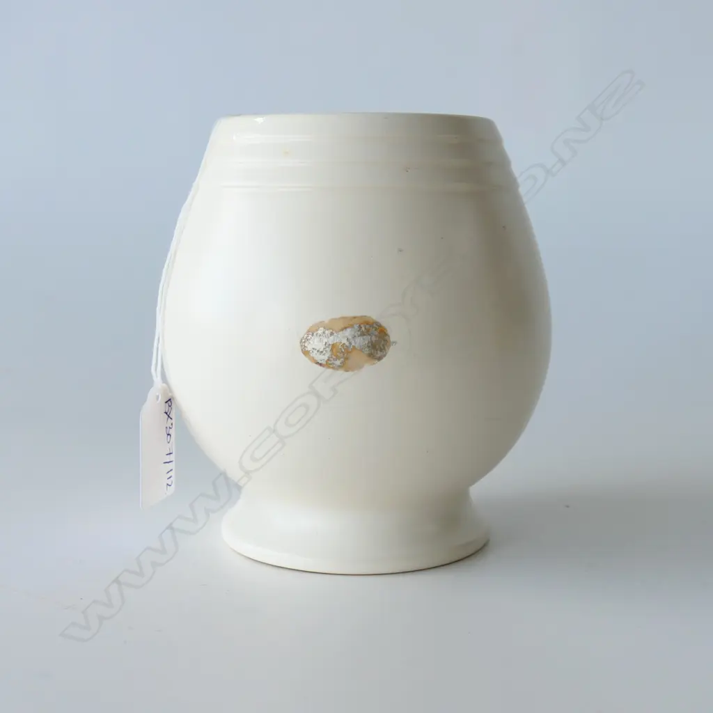 HAND POTTED CROWN LYNN VASE. SHAPE NUMBER 5 Image 1++