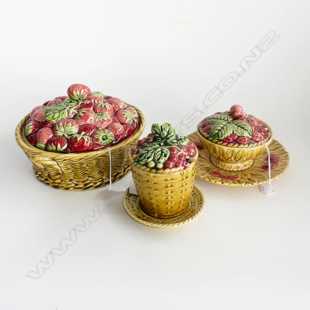 SARREGUEMINES MAJOLICA; STRAWBERRY LIDDED DISH (DIA 235mm) +JAM POT W PLATE (DIA 210mm) & BERRY JAM POT W PLATE (DIA 120 Image 1++