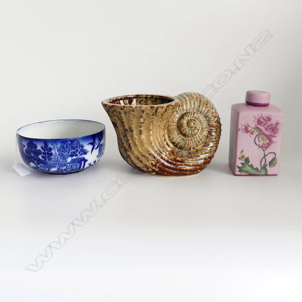 3 CERAMIC PCES; DOULTON WILLOW BOWL 175mm dia, PINK LIDDED JAR H.150mm, SHELL Image 1++