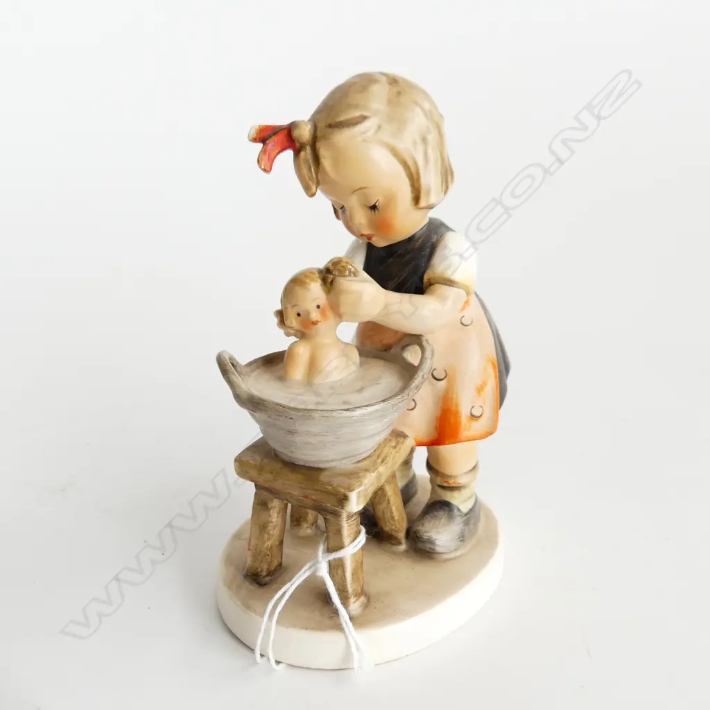 HUMMEL FIGURINE OF DOLL’S BATH #319 H. 130mm Image 1++