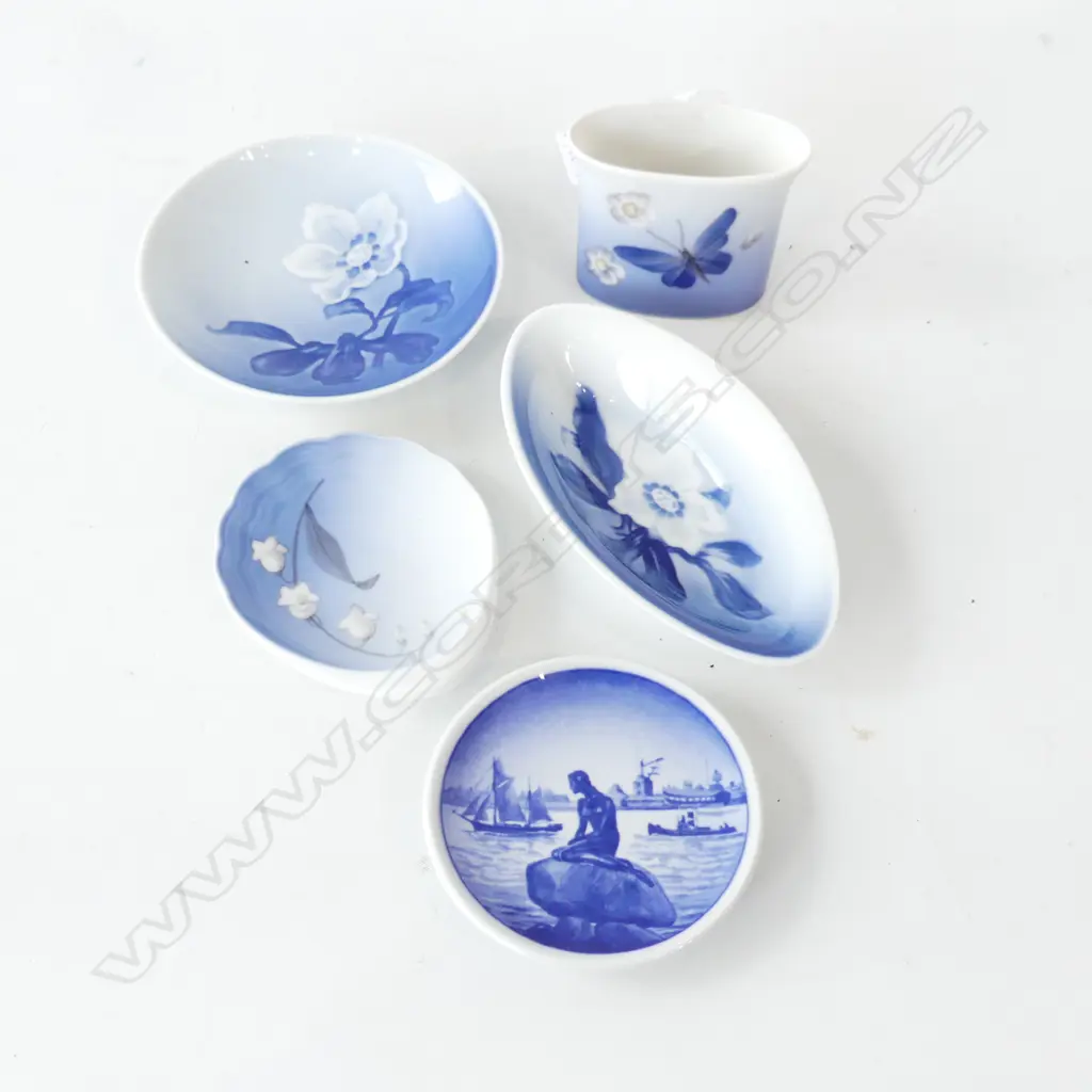 5 ROYAL COPENHAGEN BLUE & WHITE DISHES AND TOOTHPICK HOLDER Image 1++