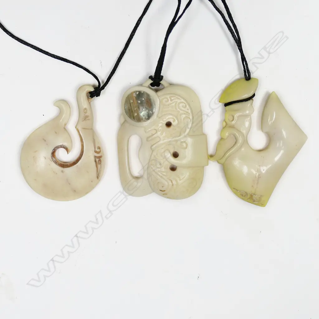 3 PAUL GYDE CARVED BONE & PENDANTS, 2 HEI MATAU & 1 OTHER, L.50-55mm, IN FITTED WOODEN BOXES Image 1++